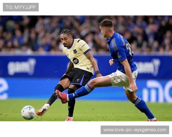 巴萨小范围配合极具压迫性,拉菲尼亚扫射偏出